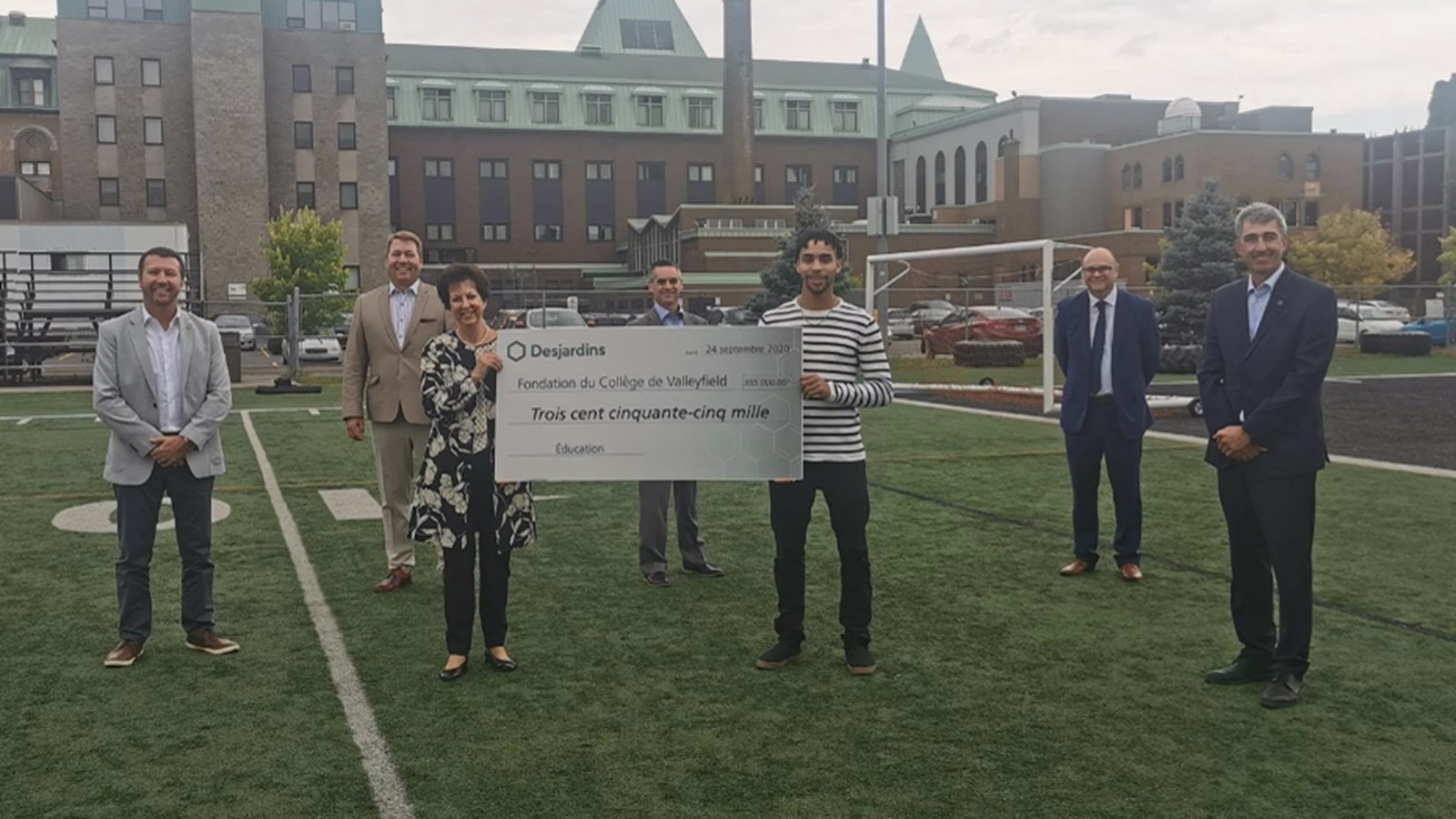 Marc Rémillard prend la pose avec Serge Bernier, Stéphane Dansereau, Odette Perron, James-William Caron, Yves Trottier et Jean-François Gagnon au terme du dévoilement de l'entente entre la Fondation du Collège de Valleyfield et Desjardins.