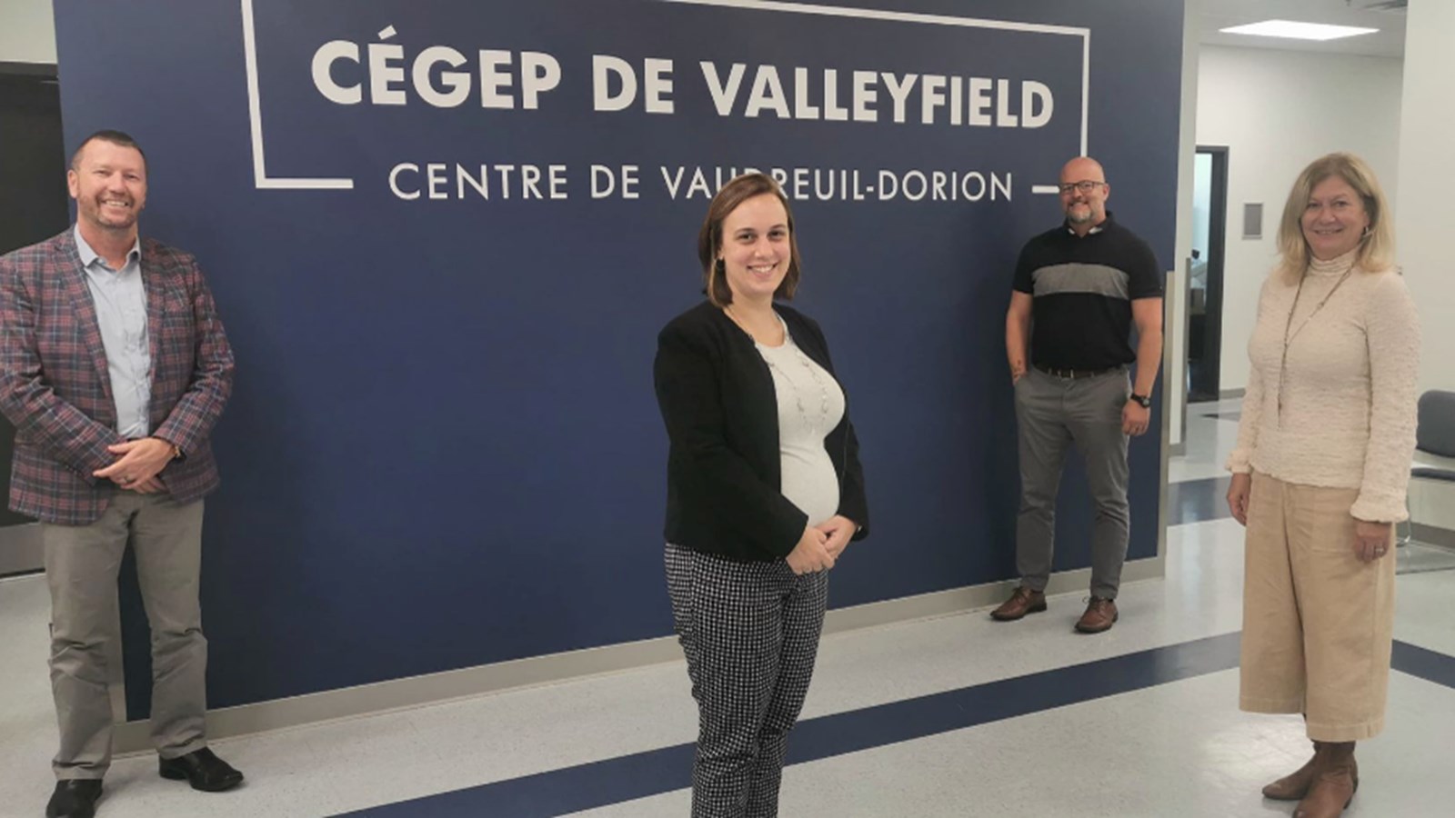 Marc Rémillard, directeur général du Collège de Valleyfield prend la pose avec Catherine, Étienne Leduc et Marie Barrette, directrice de la Formation continue du Collège de Valleyfield à l'aube de la rentrée 2020 au Centre d'études de Vaudreuil-Dorion.