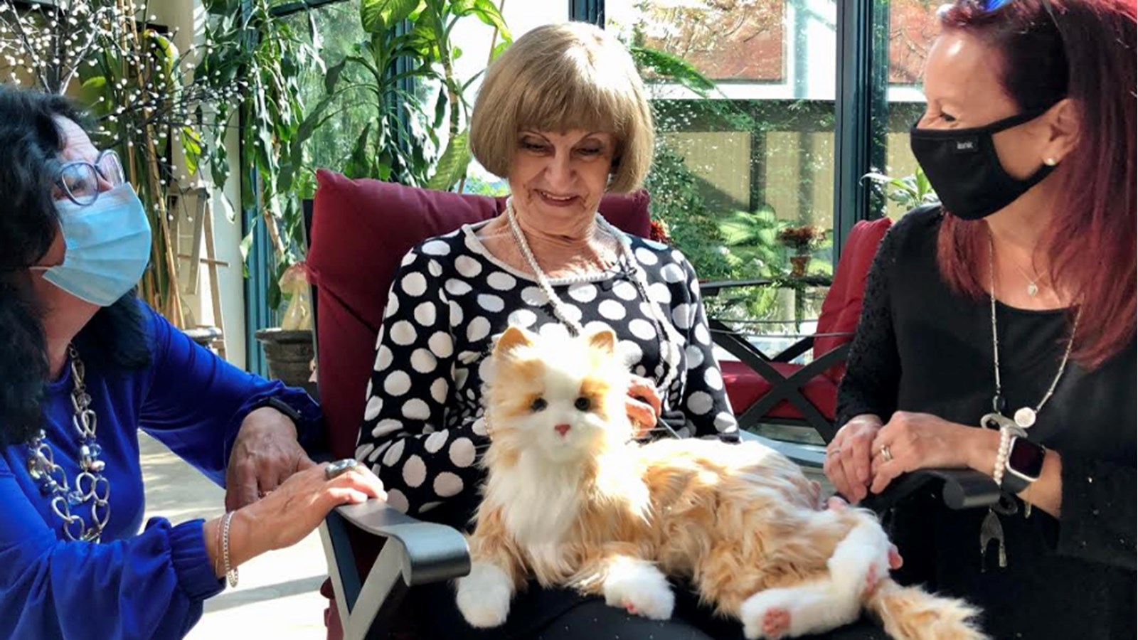 Don de cinq peluches thérapeutiques à la Fondation de l’Hôpital du Suroît
