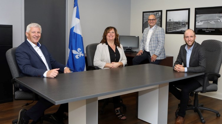 Dominic Roy complète l’équipe de Claude Reid qui est composée de Pierre Montreuil et de Carole Thivierge.