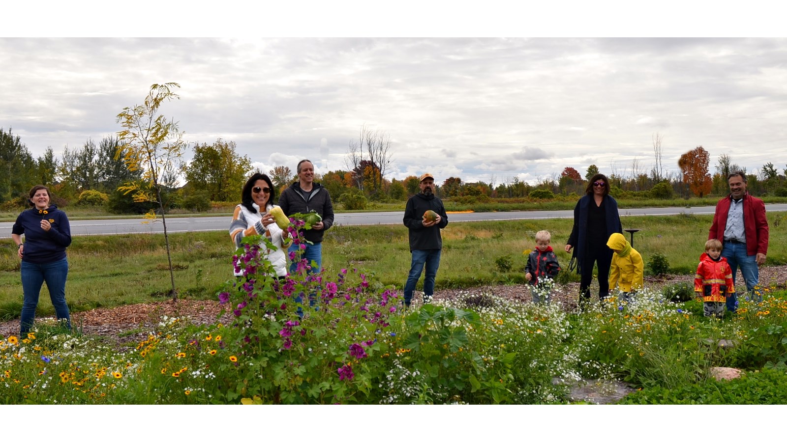 Émilie Poirier, représentante du MARE, Andrée Brosseau, mairesse de Coteau-du-Lac
Martin Legault, représentant du MARE, Marc-André Simard, chargé de projet en environnement, Ville de Coteau-du-Lac; Judy Levac-Bourbonnais, horticultrice et instigatrice du projet, Mario Bourbonnais, bénévole et père de Judy