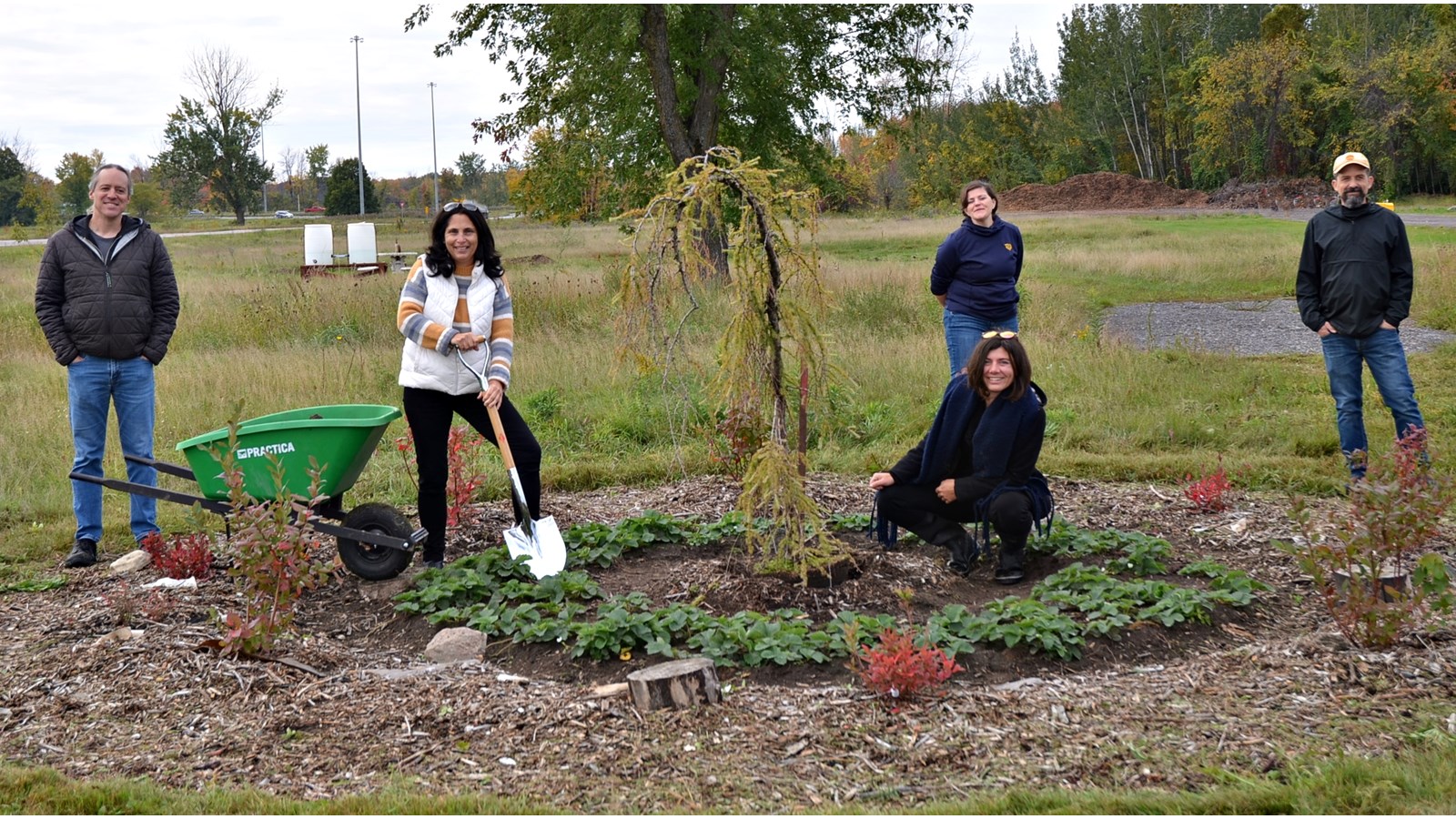 Martin Legault, représentant du MARE, Andrée Brosseau, mairesse de Coteau-du-Lac, Judy Levac-Bourbonnais, horticultrice et instigatrice du projet, Émilie Poirier, représentante du MARE, Marc-André Simard, chargé de projets en environnement, Ville de Coteau-du-Lac