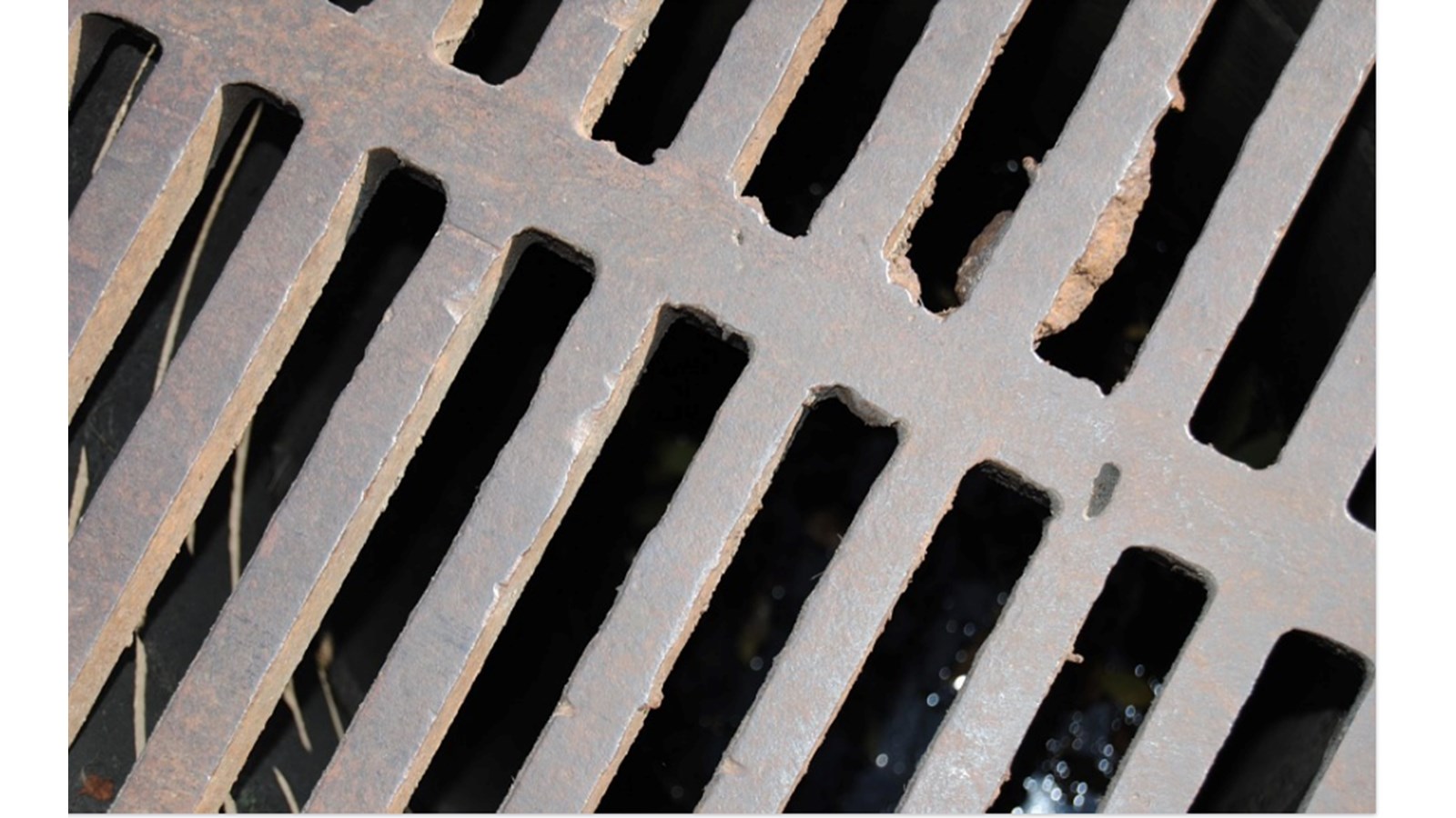 Un branchement ou un raccordement inversé sur les équipements sanitaires d’une résidence permet à des eaux usées sanitaires de se déverser ailleurs que dans un réseau d’égouts