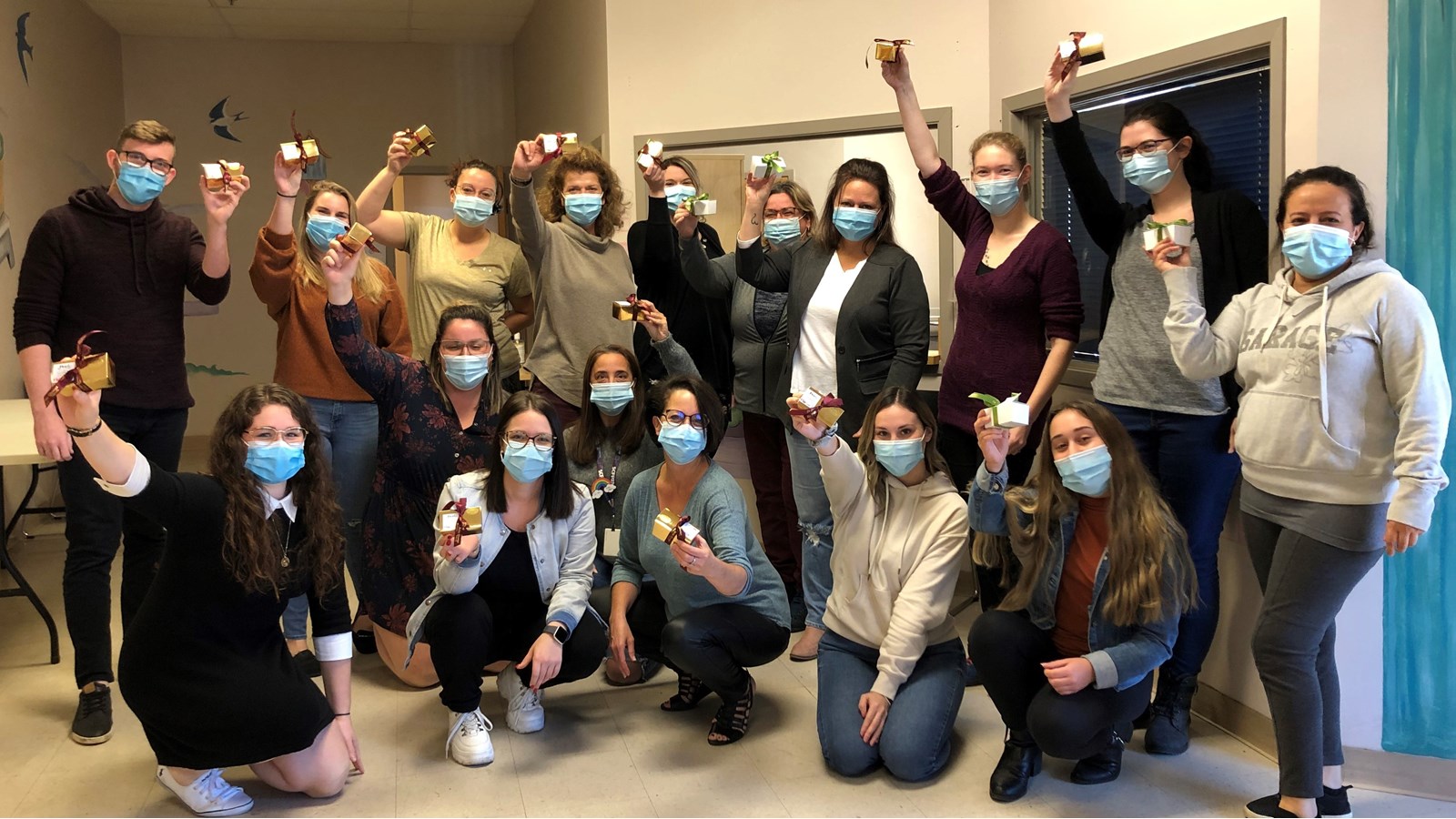 Une mince partie du personnel de l’hôpital qui s’est spontanément déclarée ravie de cette
initiative qui leur a fait chaud-au-cœur.