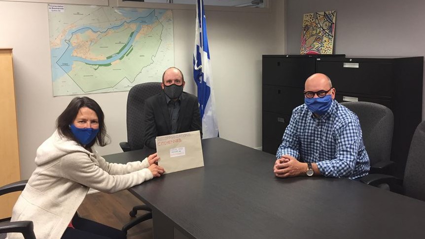Sur la photo, les recommandations citoyennes sont remises à Claude Reid, député et son conseiller politique, Dominic Roy.