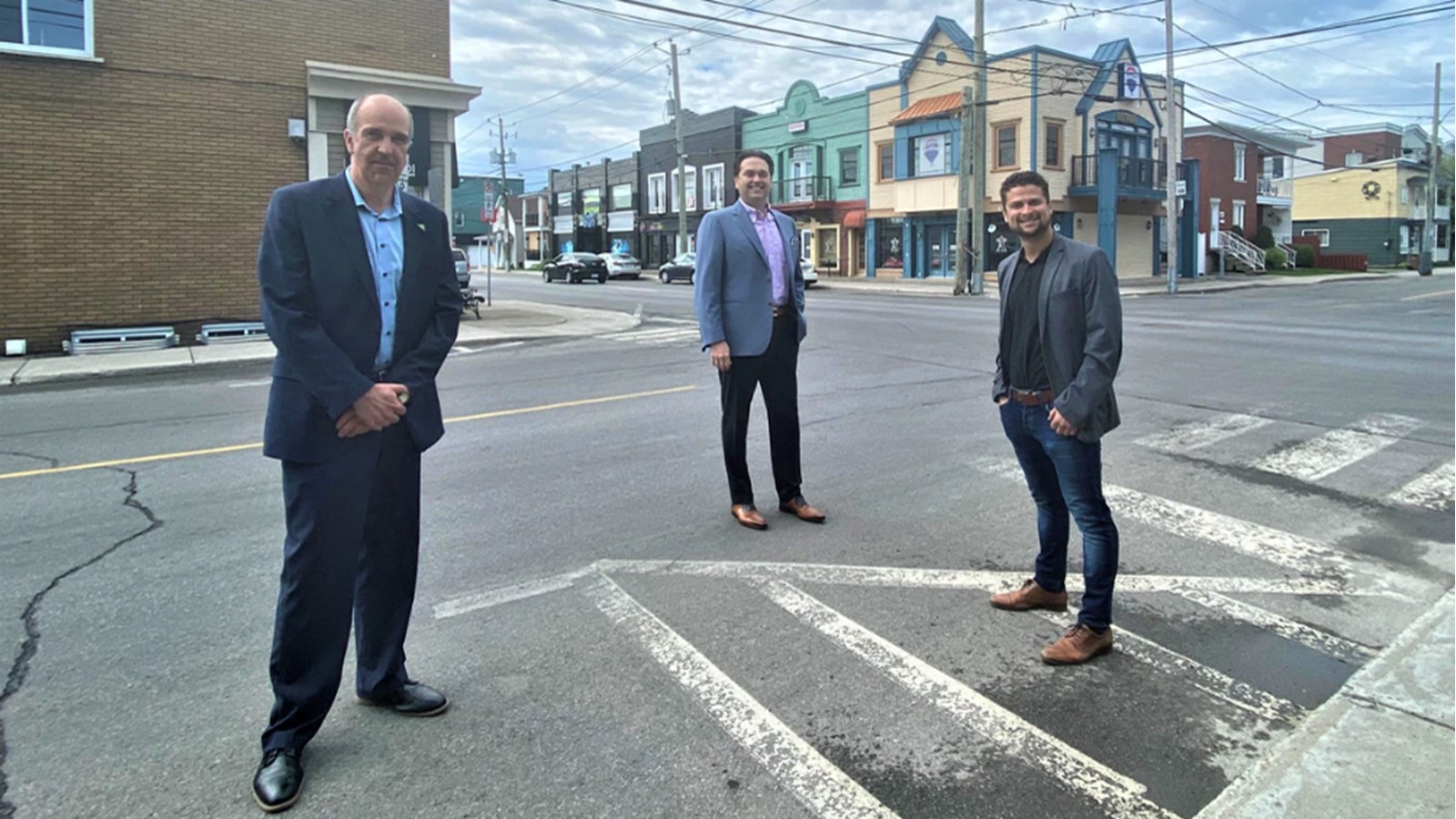 Érick Faubert, Gino Napoleoni et Miguel Lemieux se réjouissent de la mise sur pied de cette nouvelle initiative permet aux entrepreneurs locaux de vendre leurs produits, malgré ces temps difficiles.