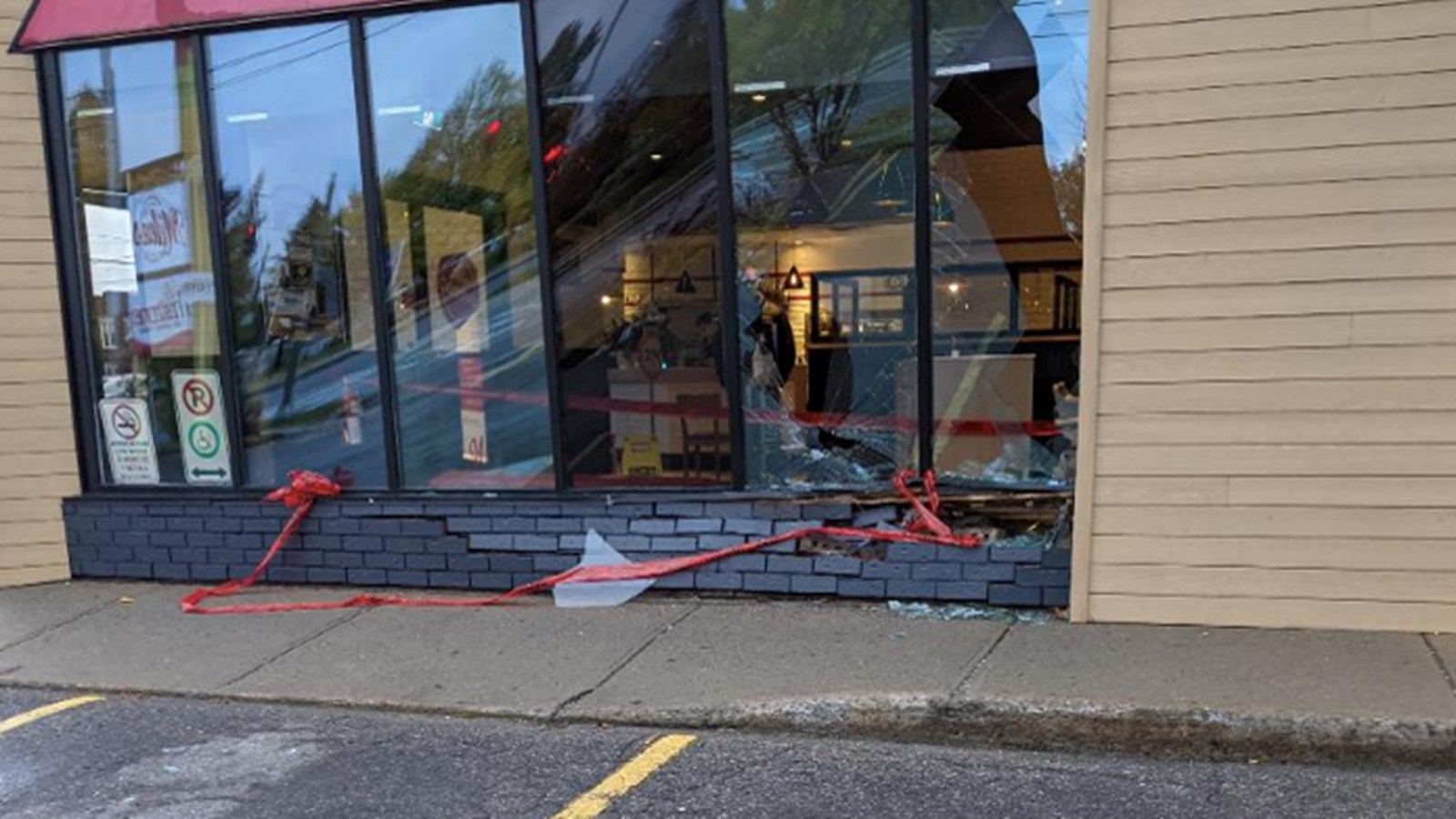 Une automobiliste percute la façade d’un restaurant de Salaberry-de-Valleyfield