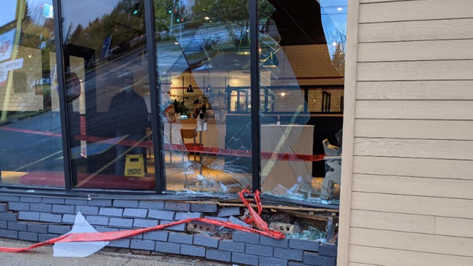 Une automobiliste percute la façade d’un restaurant de Salaberry-de-Valleyfield