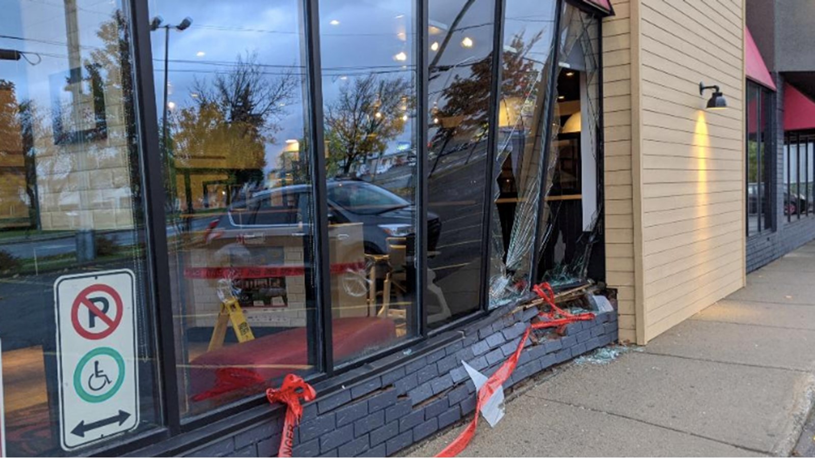 Une automobiliste percute la façade d’un restaurant de Salaberry-de-Valleyfield