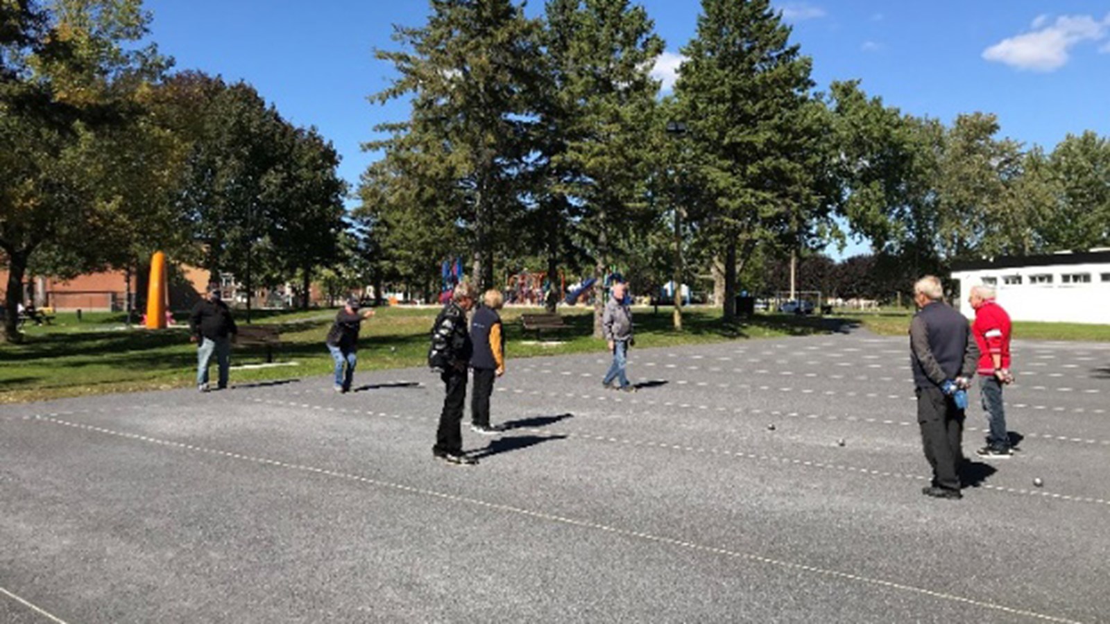 Le parc Lionel-Groulx est un modèle de mixité générationnelle en comptant maintenant onze terrains de pétanque qui font le bonheur des joueurs du parc Salaberry.