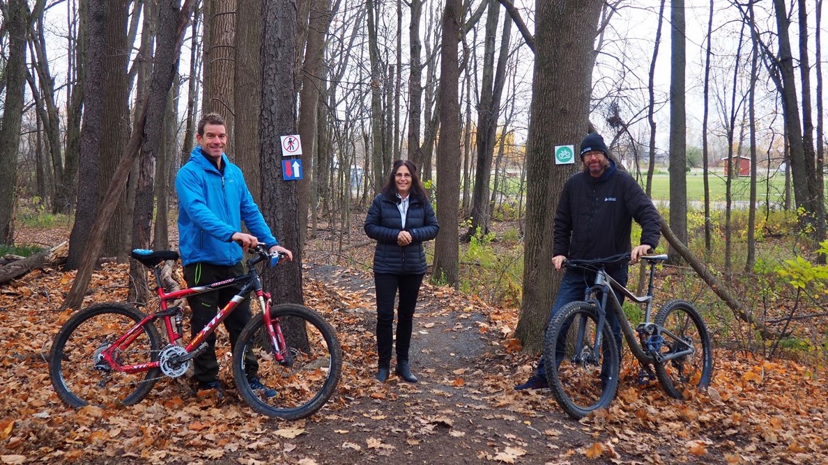 Patrick Gagné, citoyen bénévole et porteur du projet, Andrée Brosseau, mairesse, Jasmin Felx, conseiller en loisir à Loisir et Sport Montérégie