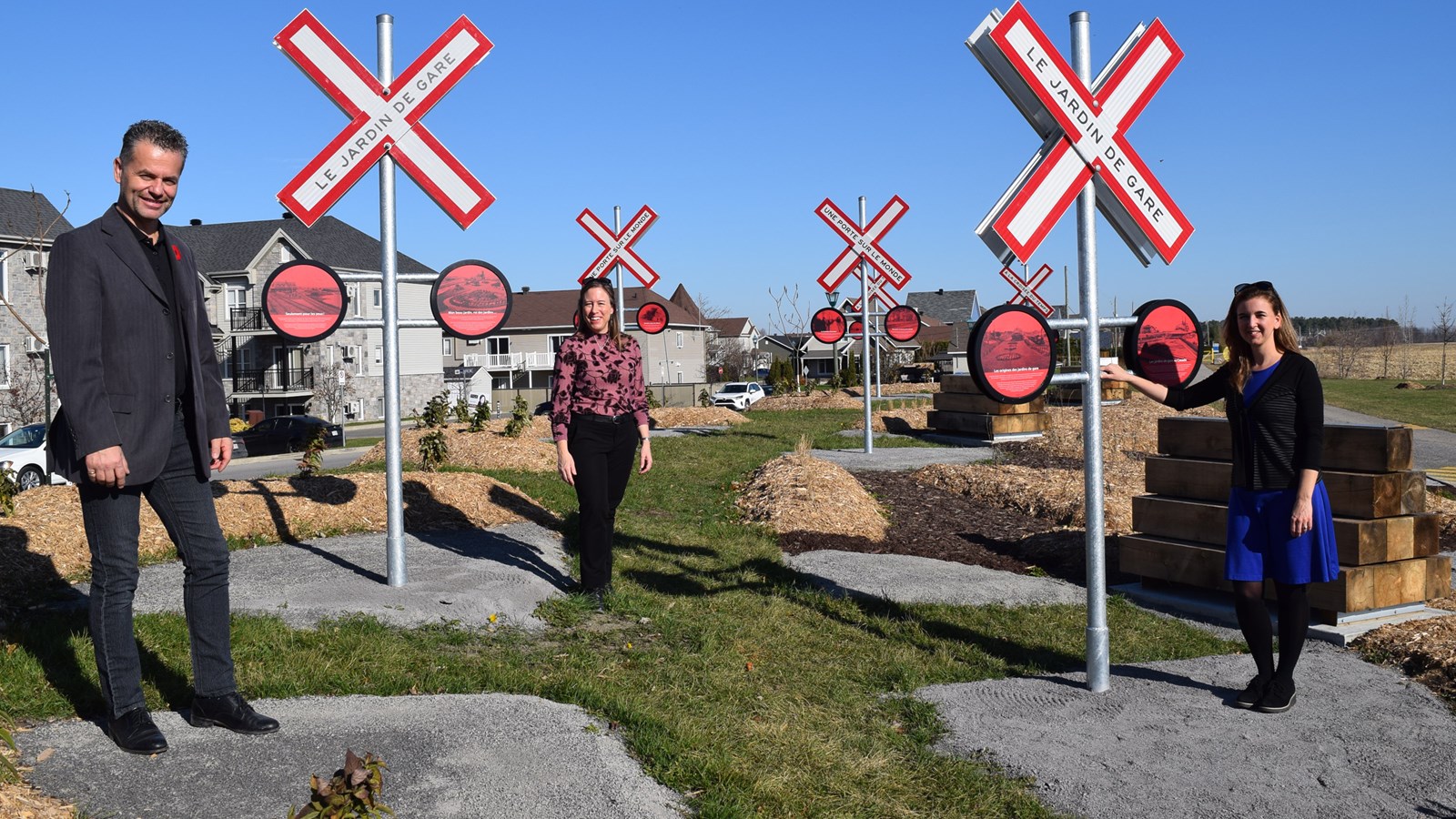De gauche à droite : M. Sylvain Cazes, attaché politique au bureau de Mme Claire IsaBelle, députée du comté de Huntingdon, Mme Nadine Cloutier, Directrice générale d’Exporail - Le Musée ferroviaire canadien (à Saint-Contant) et Mme Maude Laberge, Préfète de la MRC de Beauharnois-Salaberry et Mairesse de Sainte-Martine
