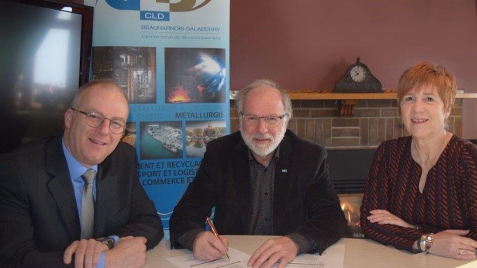 Photo prise lors d’une rencontre de travail, en 2019, entre le directeur du développement économique régional, M.
Daniel de Brouwer, le président du CA du CLD, M. Bruno Tremblay et la directrice générale du CLD et de la MRC de Beauharnois-Salaberry, Mme Linda Phaneuf