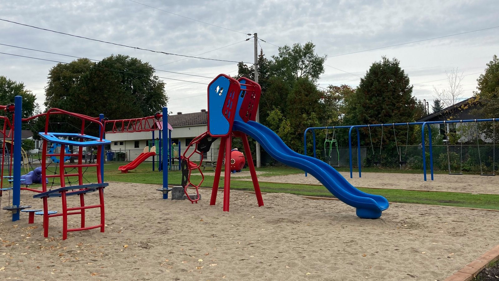 Dans le secteur Nitro, on retrouve le parc Gérald-Langevin qui, en plus des nouvelles balançoires parent-enfant, abrite un tout nouveau parcours destiné aux 5 à 12 ans