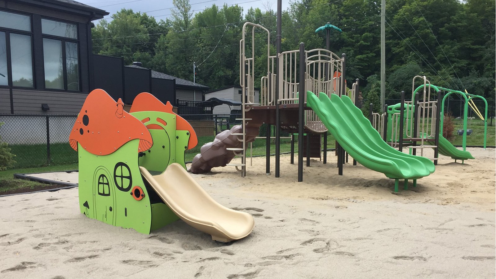 Au parc des Harfangs, une nouvelle glissade en forme de champignon a été installée
