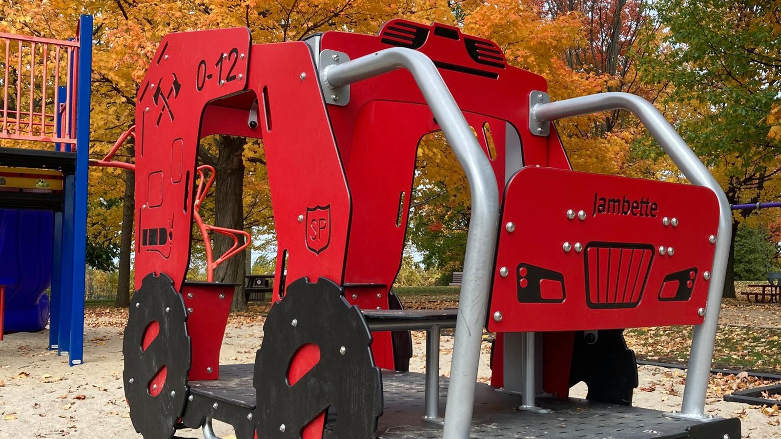Les enfants peuvent maintenant s’amuser dans un camion de pompier sur ressort ou un nouveau tourniquet aérien au parc Gagnier
