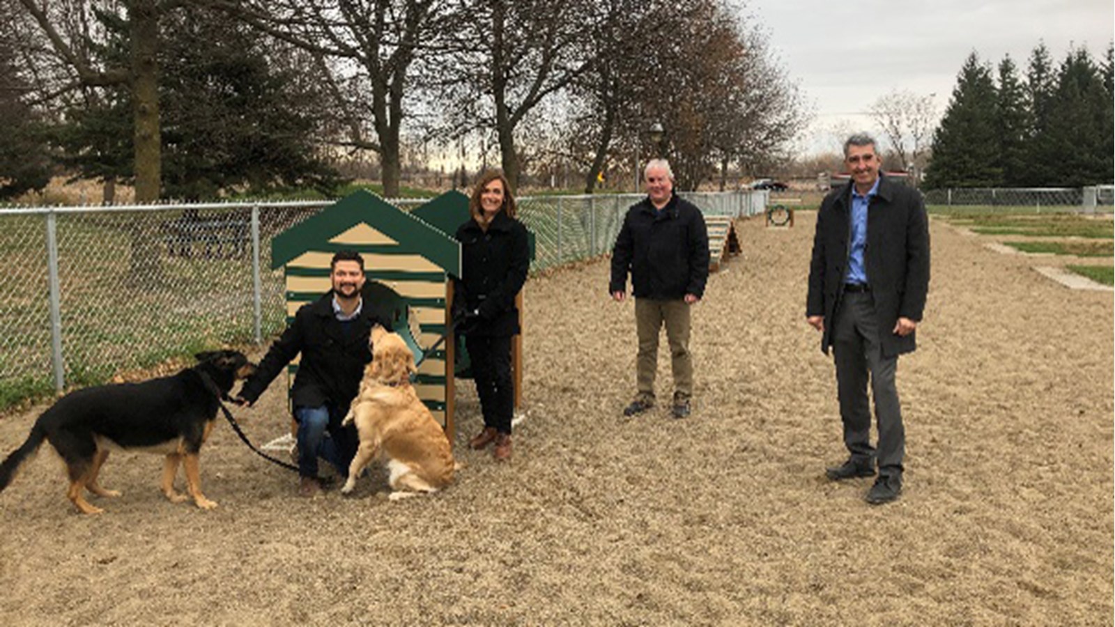 Le maire de Salaberry-de-Valleyfield, Miguel Lemieux a pris la pose en compagnie de Claudia Meloche, coordonnatrice au Service récréatif et communautaire, de Patrick Rancourt, conseiller du quartier Jules-Léger et de Jean-François Gagnon, directeur des ressources humaines chez CEZinc