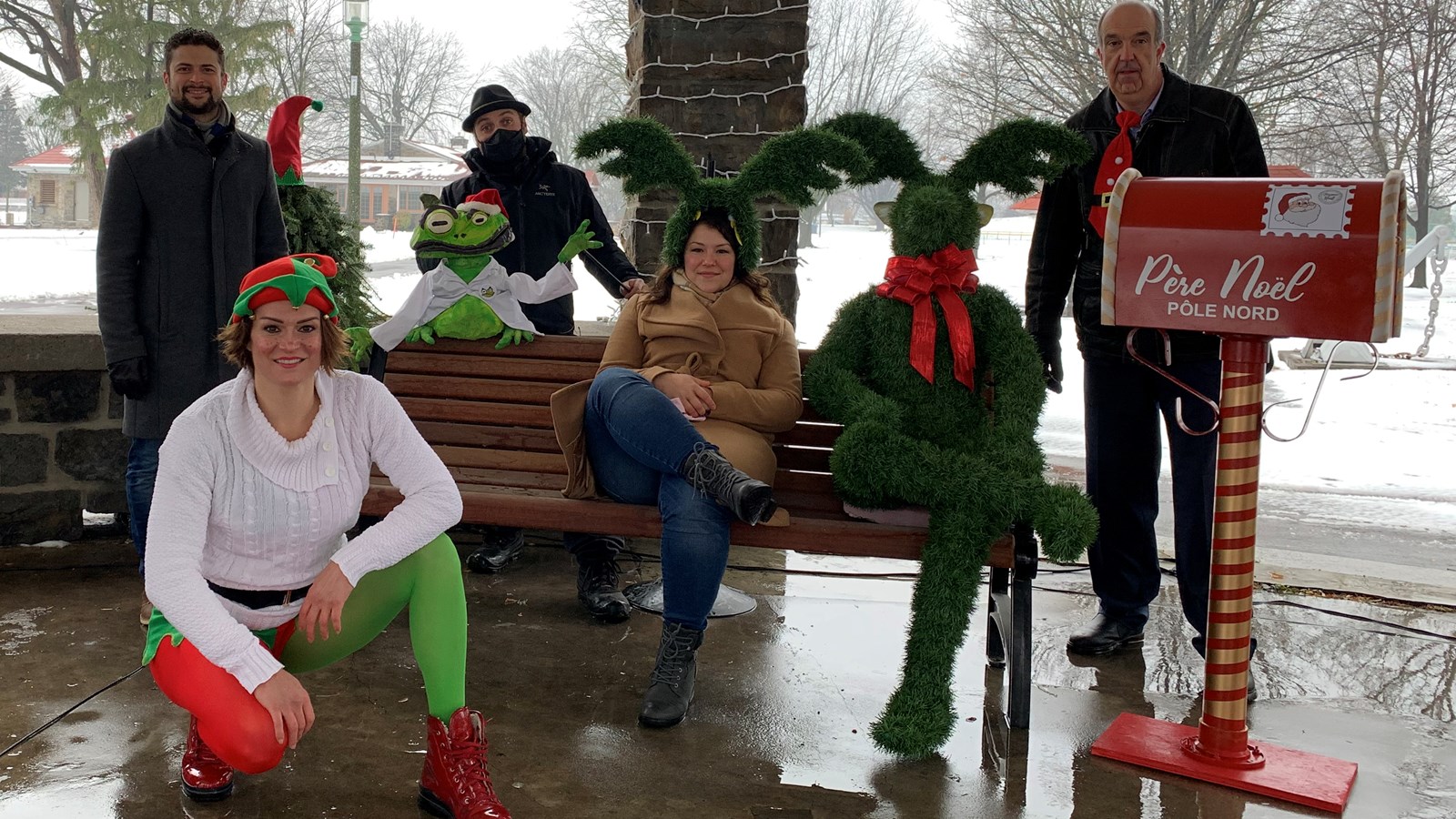 Plusieurs partenaires des festivités qui prendront place à Salaberry-de-Valleyfield en décembre prennent la pose aux côtés du maire Miguel Lemieux et de Érick Faubert de la SADC du Suroît-Sud