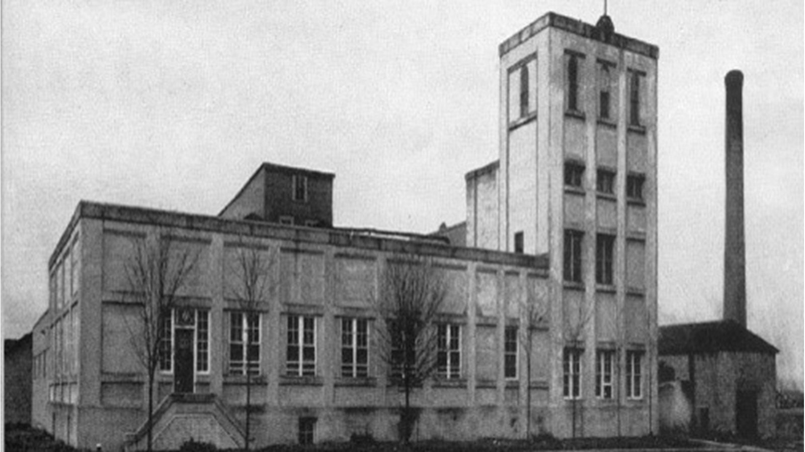 C’est vers 1909 que le premier bâtiment où prend place l'usine actuelle a été érigé en tant que biscuiterie pour ensuite devenir le site d’une brasserie œuvrant sous différents noms et différents propriétaires de 1911 à 1938