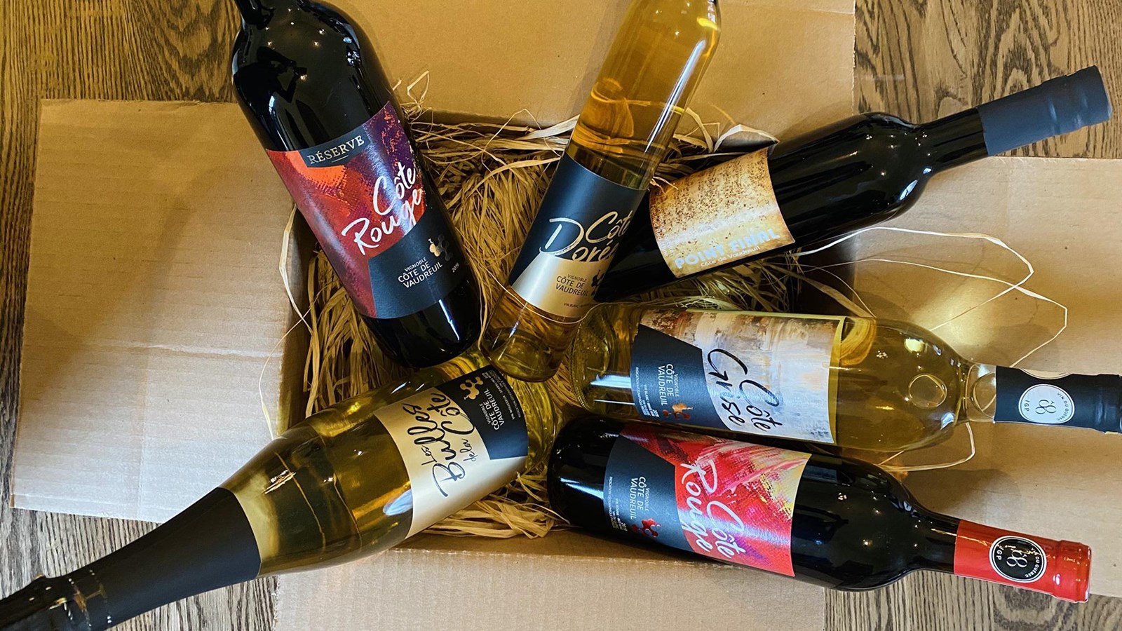 La boîte cadeau du Vignoble Côte de Vaudreuil met en vedette six de ses produits