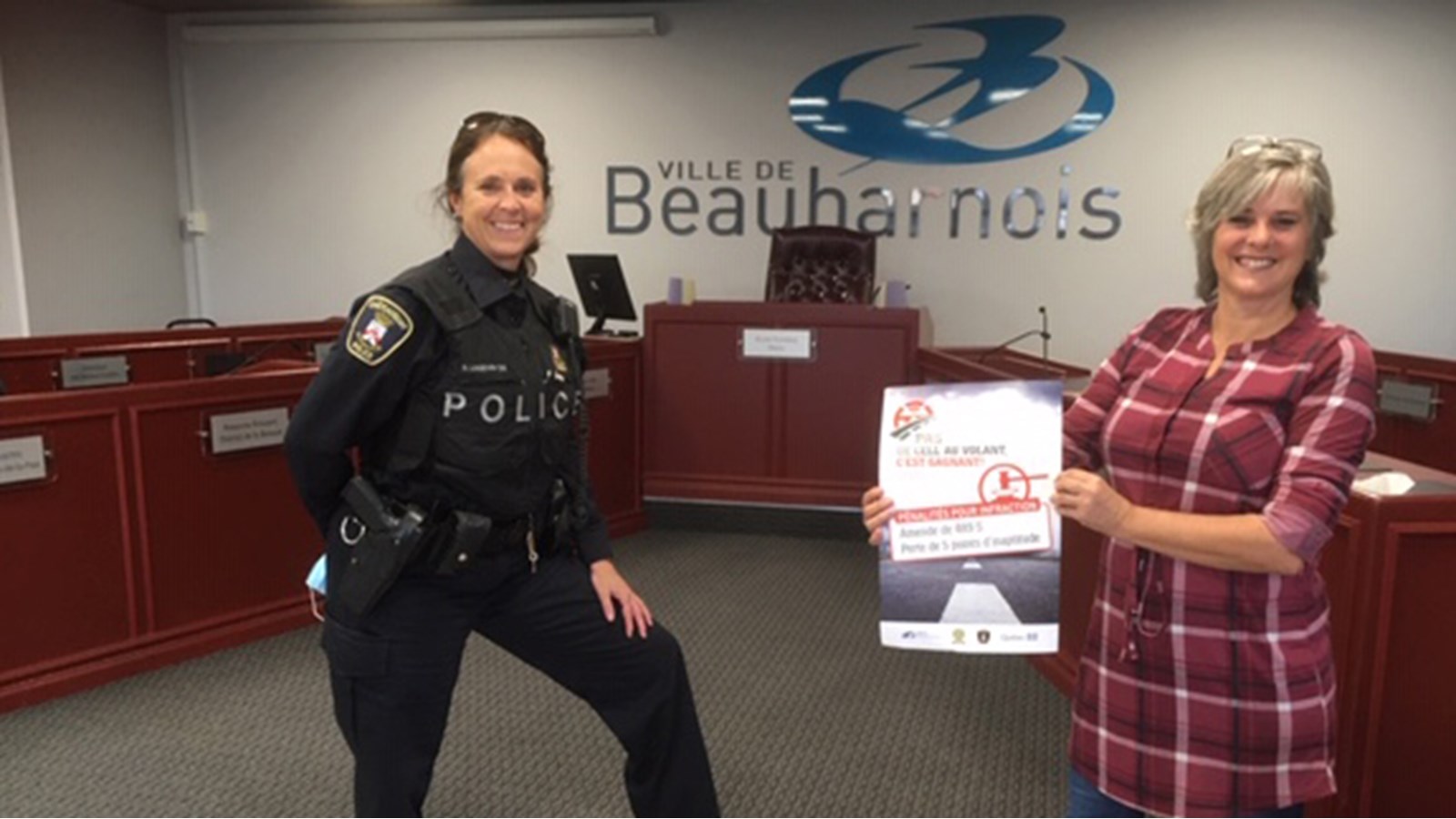 La visite à la Ville de Beauharnois a notamment été effectuée par Mme Nathalie Langevin, Agente à la prévention et relations médias au Service de Police de Châteauguay. Elle est ici photographiée en présence de Mme Nathalie Veilleux, secrétaire-réceptionniste à la Ville