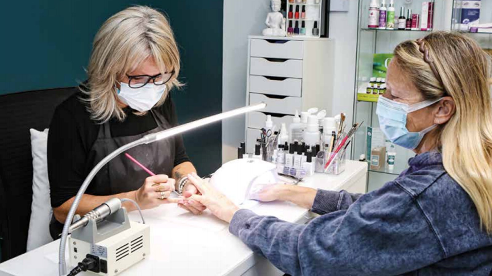 Enfin, en novembre, on dresse la liste de tous les commerces offrant des soins de beauté et de la coiffure