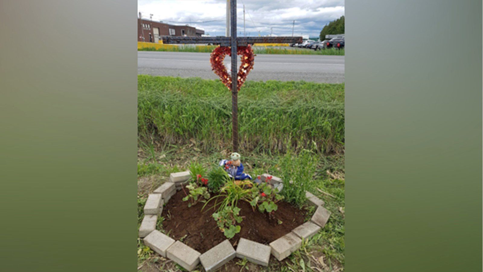 Les familles des jeunes victimes ont aménagé cette croix sur les lieux de l'accident mortel