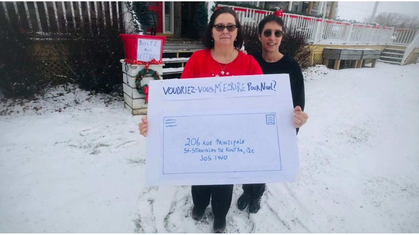 Monique Landry et José Dubois, les propriétaires de la Résidence St-Stan qui sont en couple dans la vie espèrent que les lettres entreront chez elles par dizaine à l'attention de leurs résidents. Comme la photo est prise à l'extérieur, le duo ne porte pas le masque.