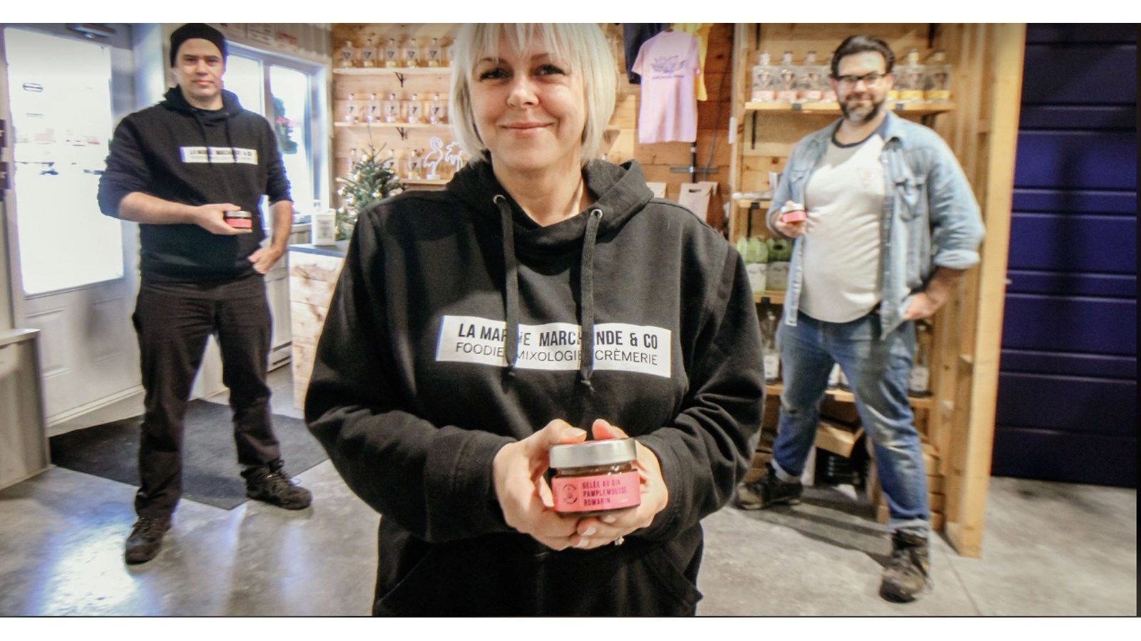 Julie Dallaire de La Marine Marchande prend la pose avec son chef cuisiner Marc-André Larivière et Dominic Proulx, chef distillateur et co-fondateur à la Distillerie 3 Lacs. Le trio prend la pose avec la gelée pamplemousse romarin confectionnée lors de leur association
