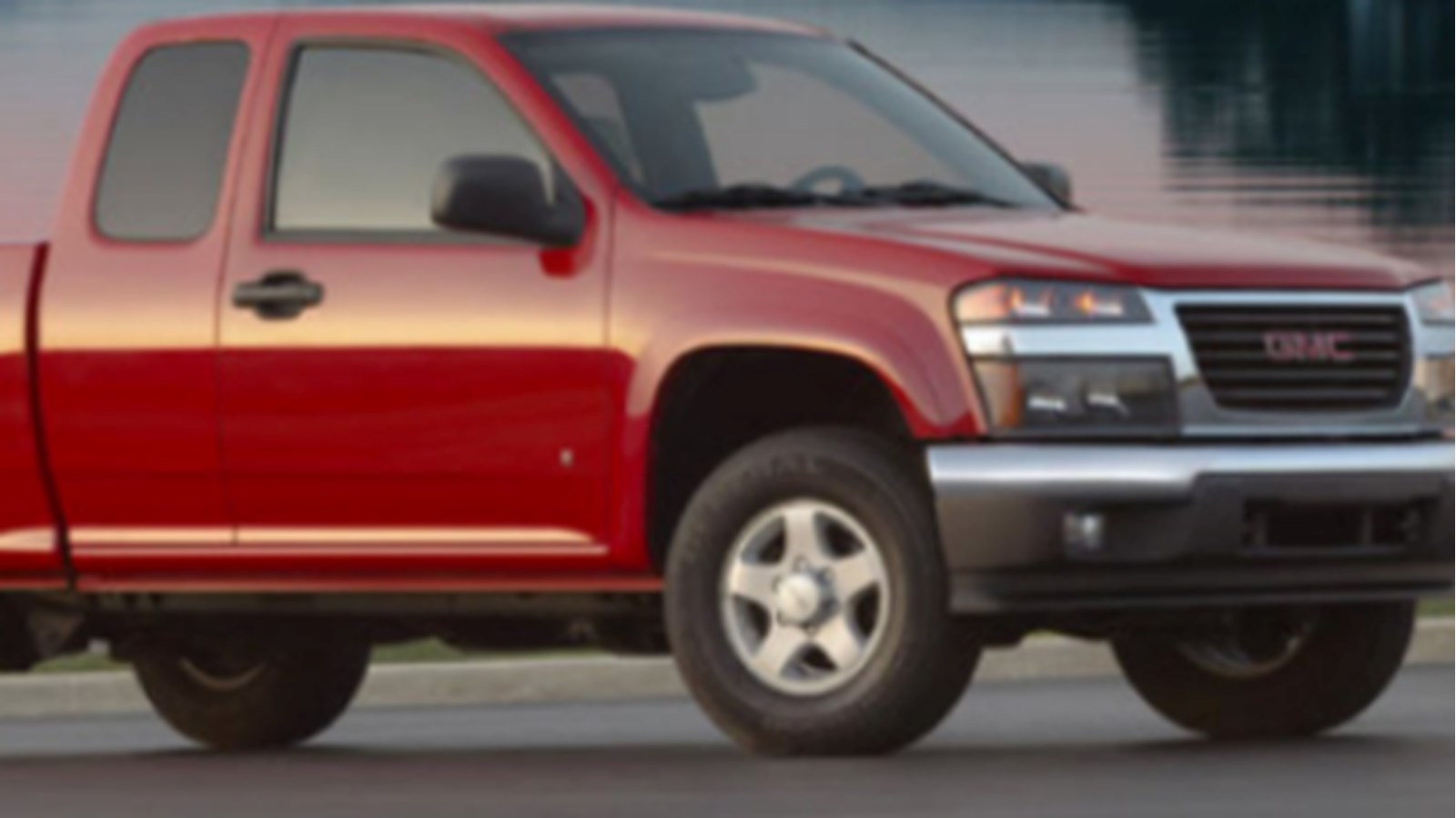 Il circulerait à bord d’un GMC Canyon 2010, de couleur rouge, immatriculé G01 PYA