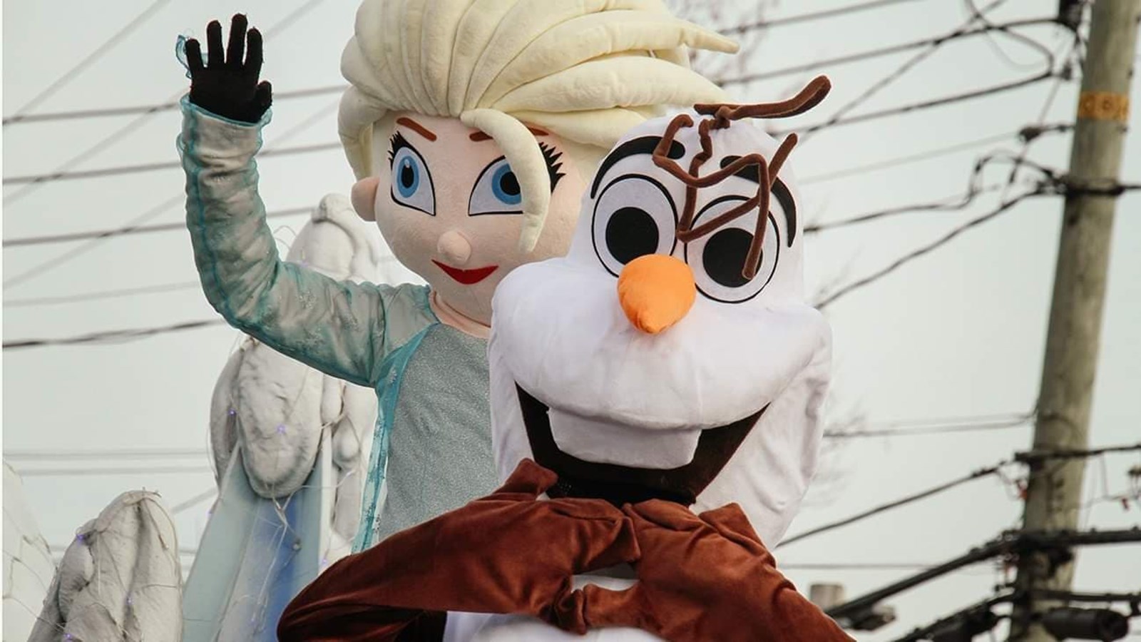 La Reine des neiges et son ami Olaf se sont aussi joint au défilé