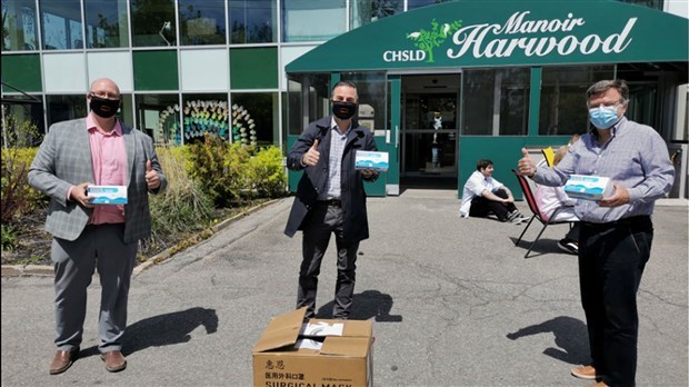 L’entreprise Conteneurs Experts remet 2500 masques chirurgicaux au Manoir Harwood