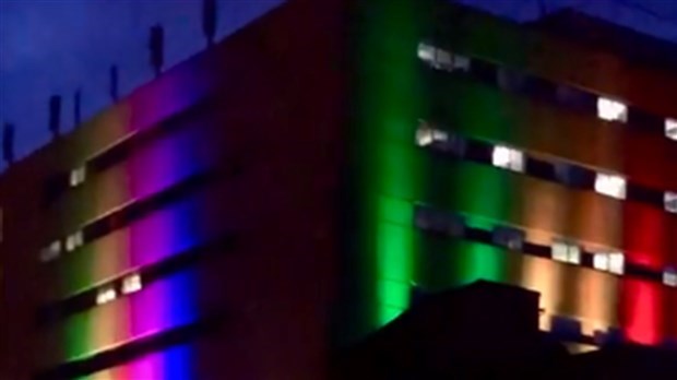 Illumination de l'Hôpital du Suroît par solidarité en ces temps difficiles