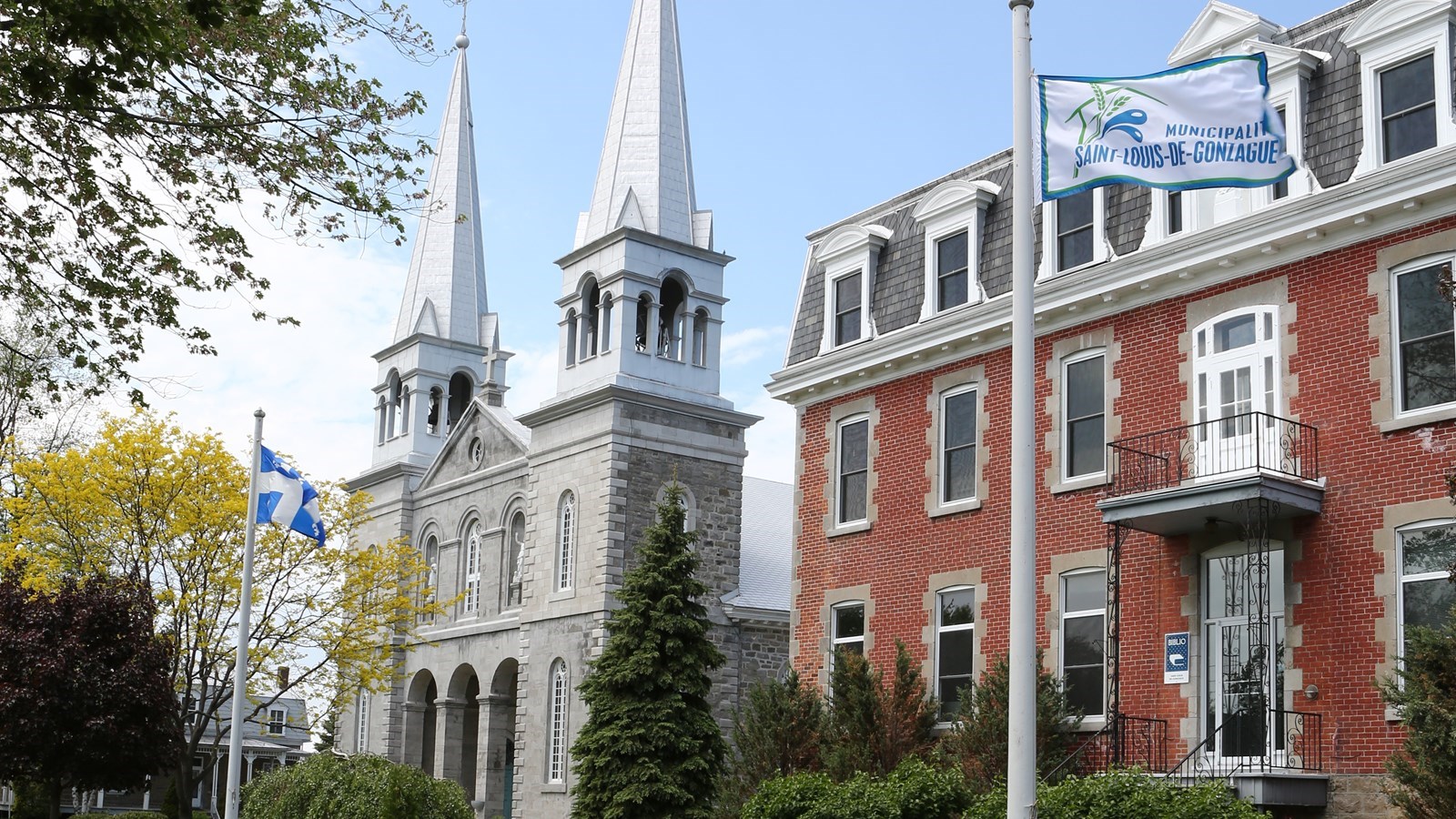 Saint-Louis-de-Gonzague a fermé tous ses bâtiments municipaux à la population pour une durée indéterminée en mars dernier . Les services administratifs municipaux étaient maintenus, mais non accessibles à la population