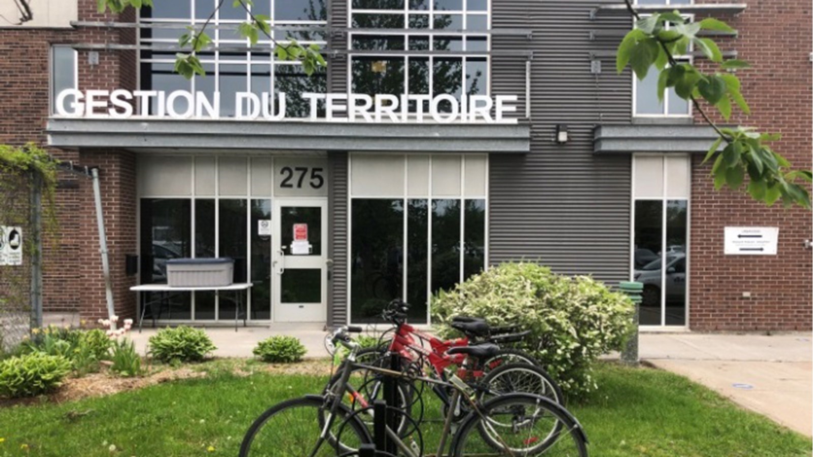 On apprenait en juin dernier que cinq employés municipaux de Salaberry-de-Valleyfield avaient reçu un diagnostic positifs à la COVID-19. Ceux-ci oeuvrent au sein du Service des travaux publics et de l’environnement