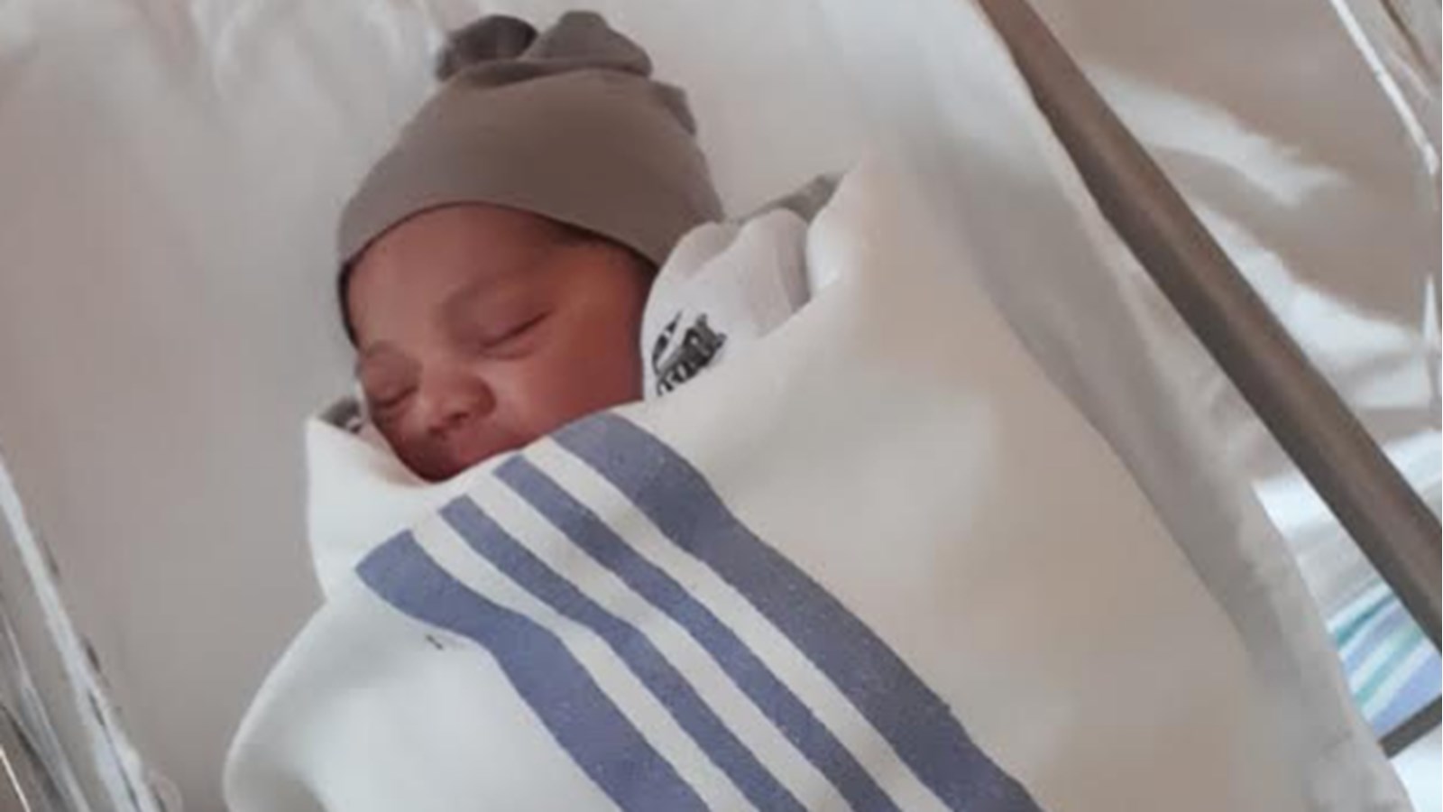 Les parents de Saint-Constant, Sandra Tremblay et Janik Deslauriers prennent la pose avec le petit Elias dans les minutes qui ont suivi sa naissance