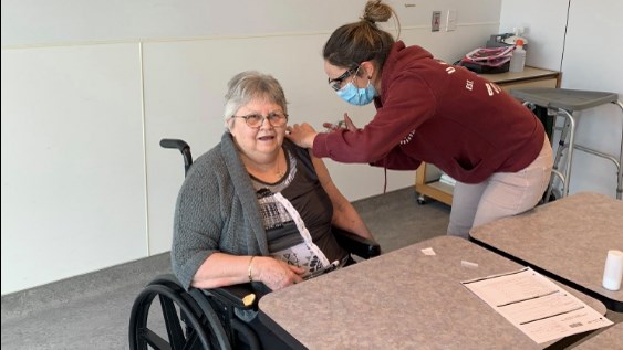 La vaccination des résidents des CHSLD contre la COVID est terminée en Montérégie