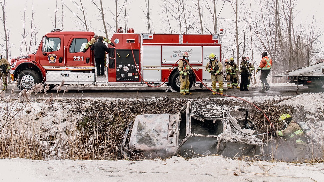 Sortie de route, incendie de véhicule et fuite à Les Coteaux