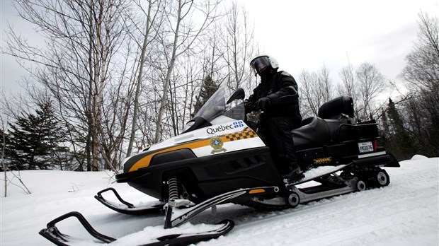 Une motoneige est localisée sur la rivière des Outaouais