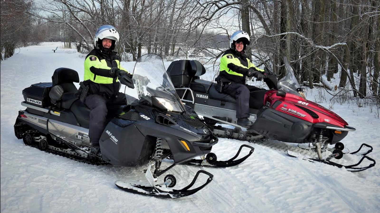 L'agent Richard et l'agent Groulx sont des patrouilleurs qui sillonnent les sentiers de motoneige de la région pour s'assurer du respect des lois en vigueur
