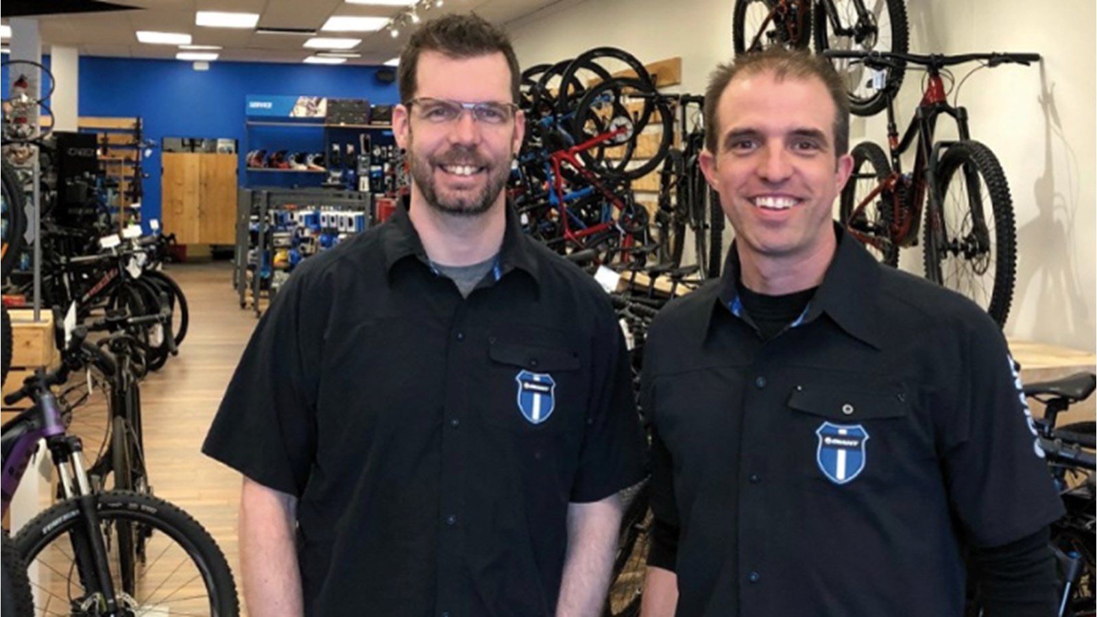 François Pigeon, propriétaire de Giant Valleyfield, prend la pose dans sa boutique de la rue Victoria avec son employé Martin Lamontagne. Notons que la photo a été prise avant la mise en place des consignes de santé publique