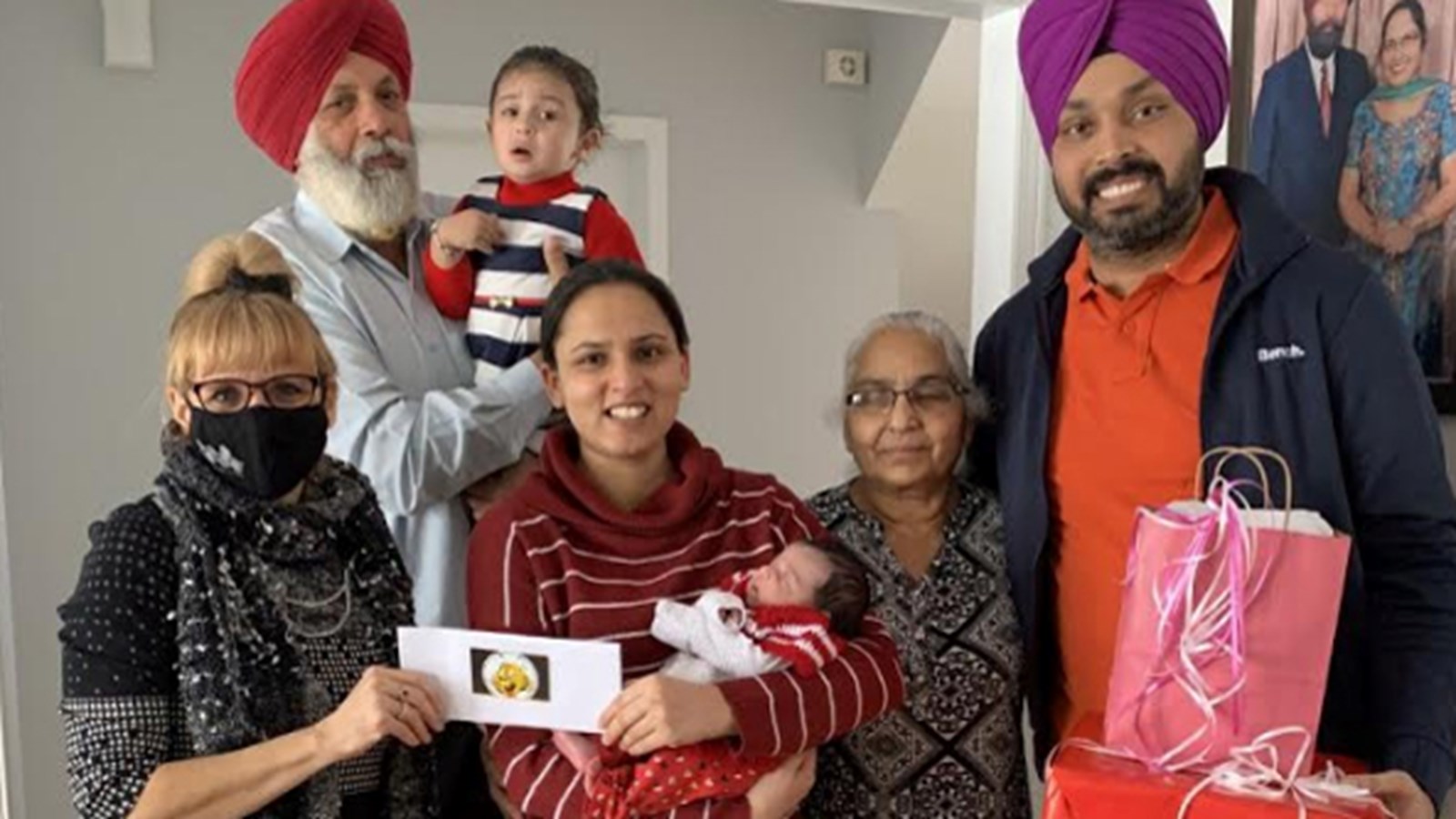 La photo a été prise au domicile des parents avec toute la famille Lotey fière de leur nouvelle petite fille et la conseillère municipale France Chenail qui représentait le Comité Sauvons le Centre mère-enfant