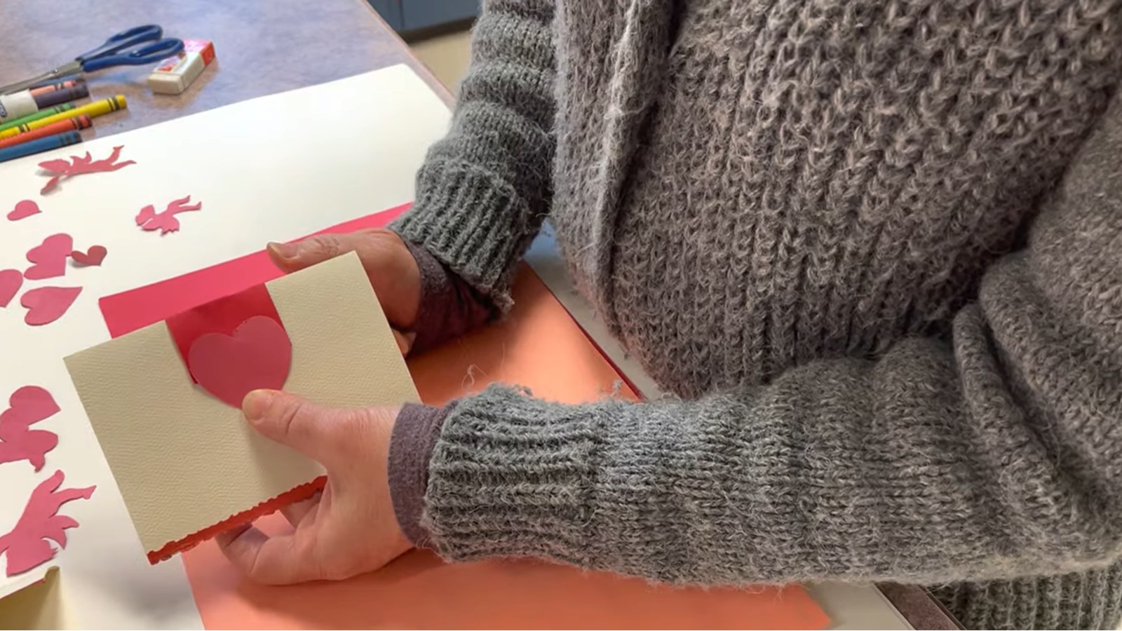 Une vidéo explicative aidera les apprentis de 5 à 12 ans à fabriquer leur propre carte de Saint-Valentin