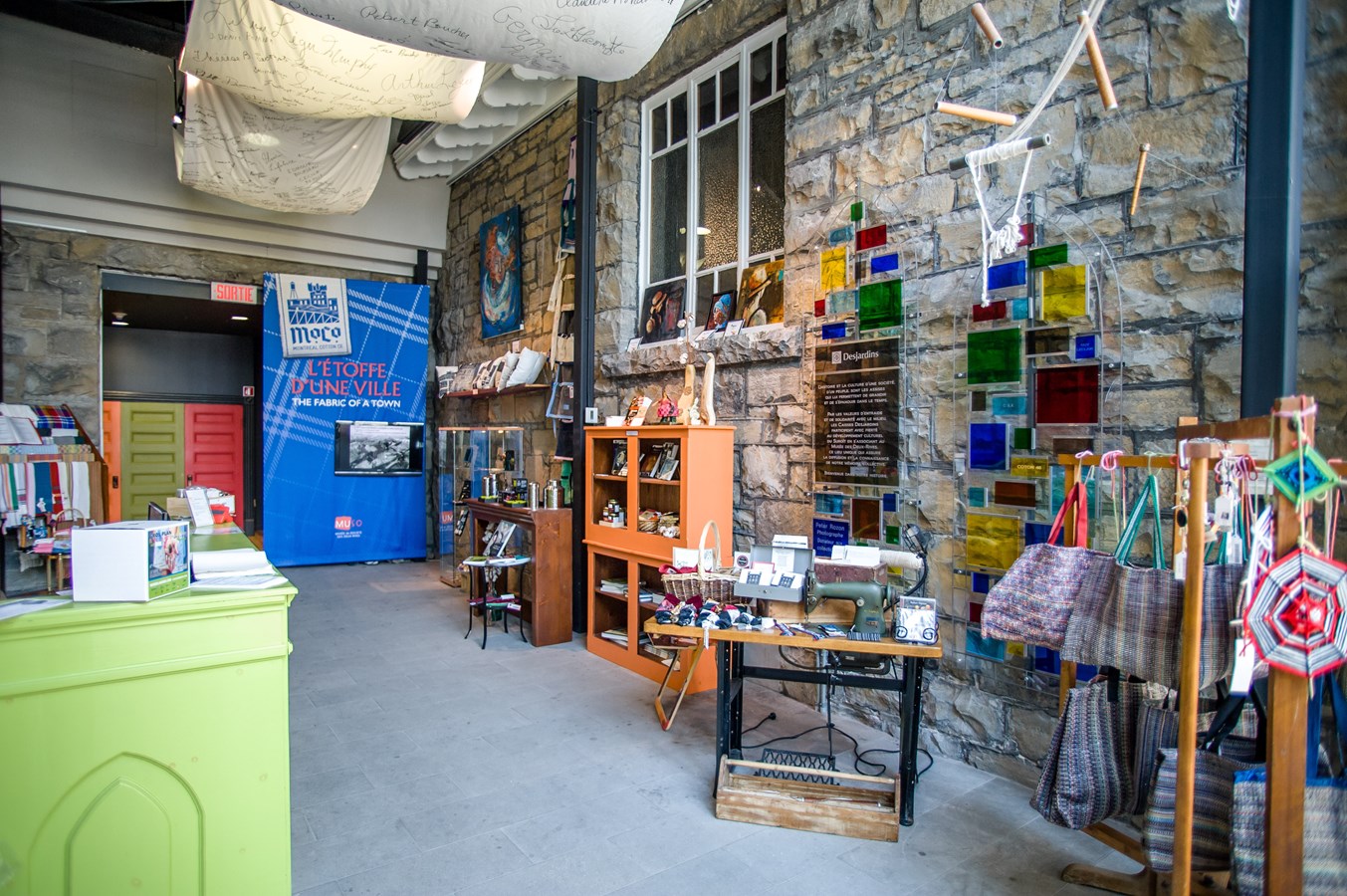 L'espace boutique du MUSO qui se nomme, La Trame sert aussi d'accueil pour les visiteurs du MUSO