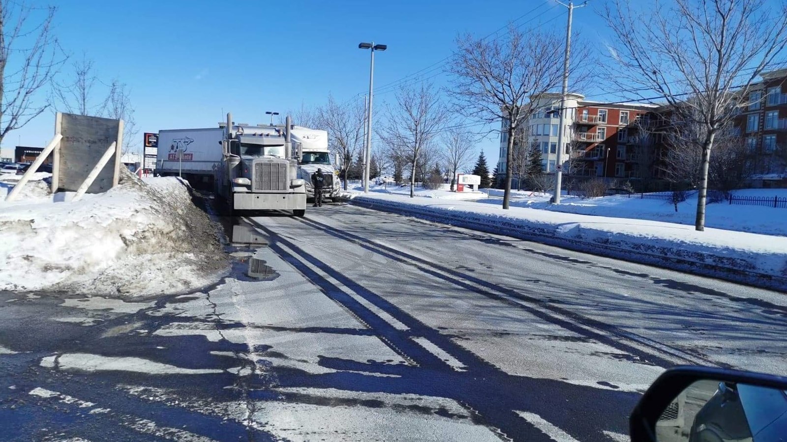 Une semi-remorque bloque la circulation à Vaudreuil-Dorion