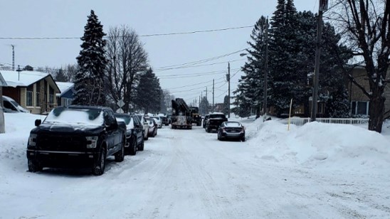 La Ville de Beauharnois incite les conducteurs à stationner leurs voitures comme sur cette photo, un positionnement qui facilite le passage des gros véhicules
