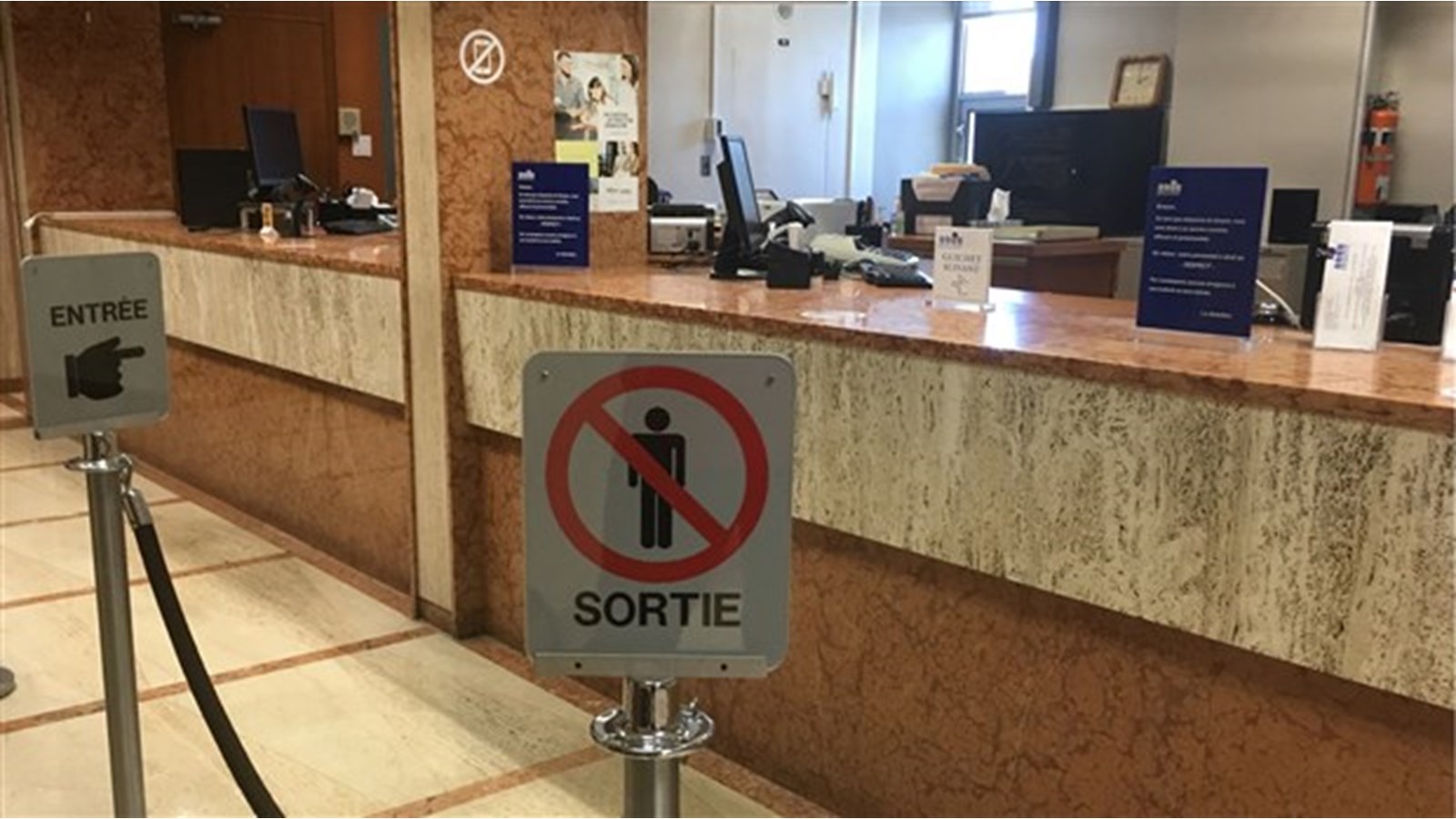 Le comptoir de paiement des taxes est fermé à l'hôtel de ville ce qui signifie que les citoyens doivent donc opter pour les services de paiement en ligne des institutions financières