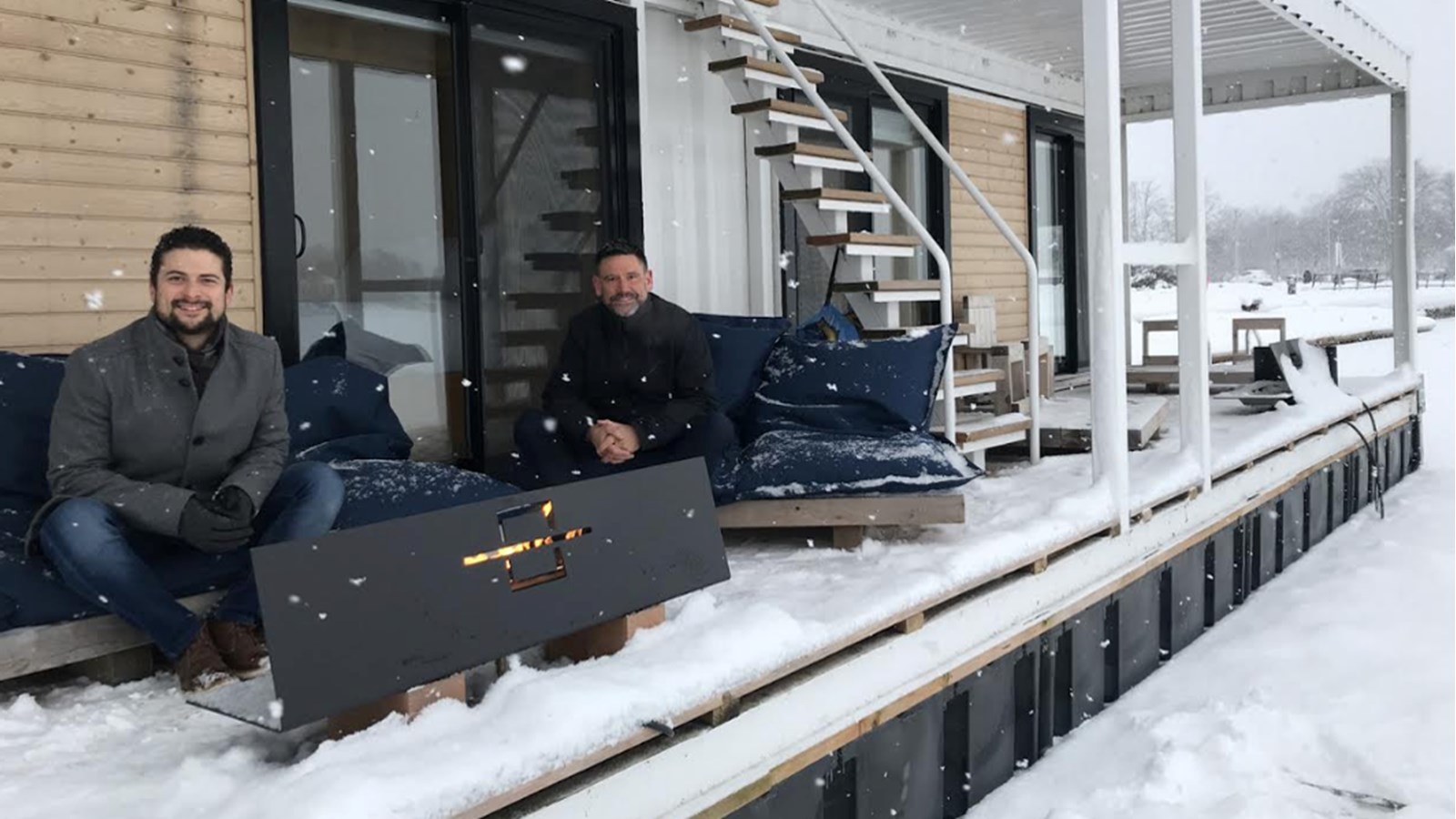 Le maire de Salaberry-de-Valleyfield, Miguel Lemieux prend la pose avec Bruno Lefebvre, directeur et propriétaire de Flotel 