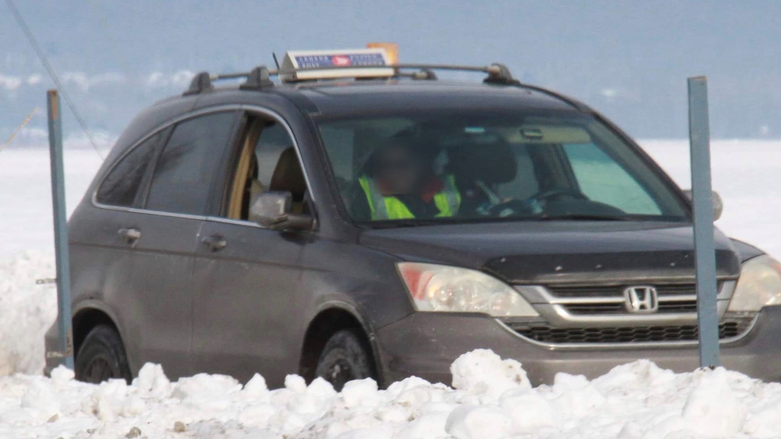 Elle conduit son véhicule sans être derrière le volant ni même attachée