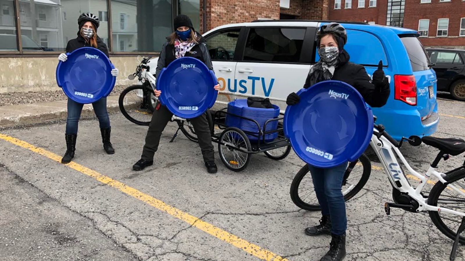 Marie-Ève Rocherfort de Nous TV Valleyfield prend la pose avec Kym Lacoste et Audrée Bourdeau du PRAQ lors de la remise des luges